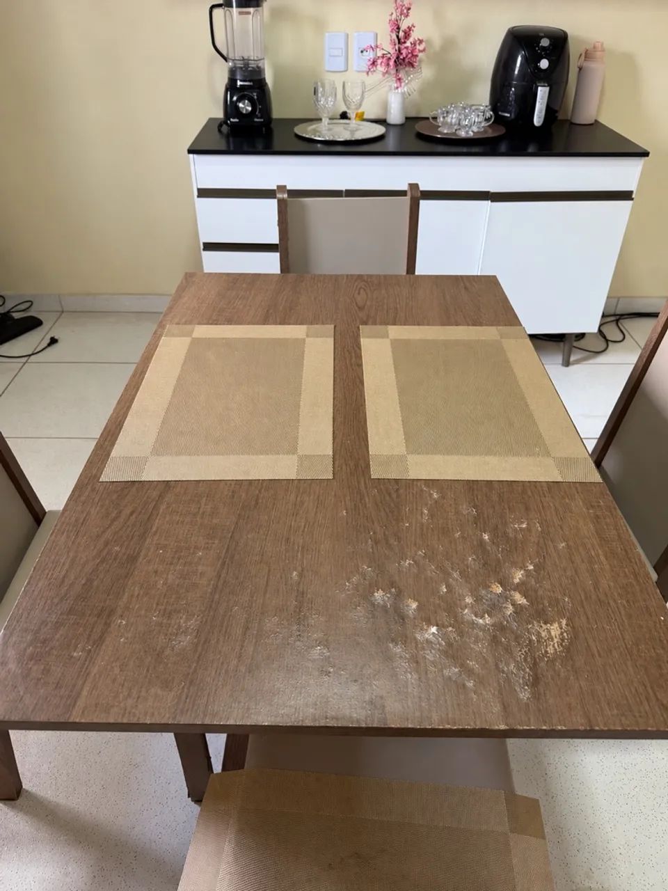 VENDE-SE MESA DE JANTAR COM 4 CADEIRAS - Foto 2