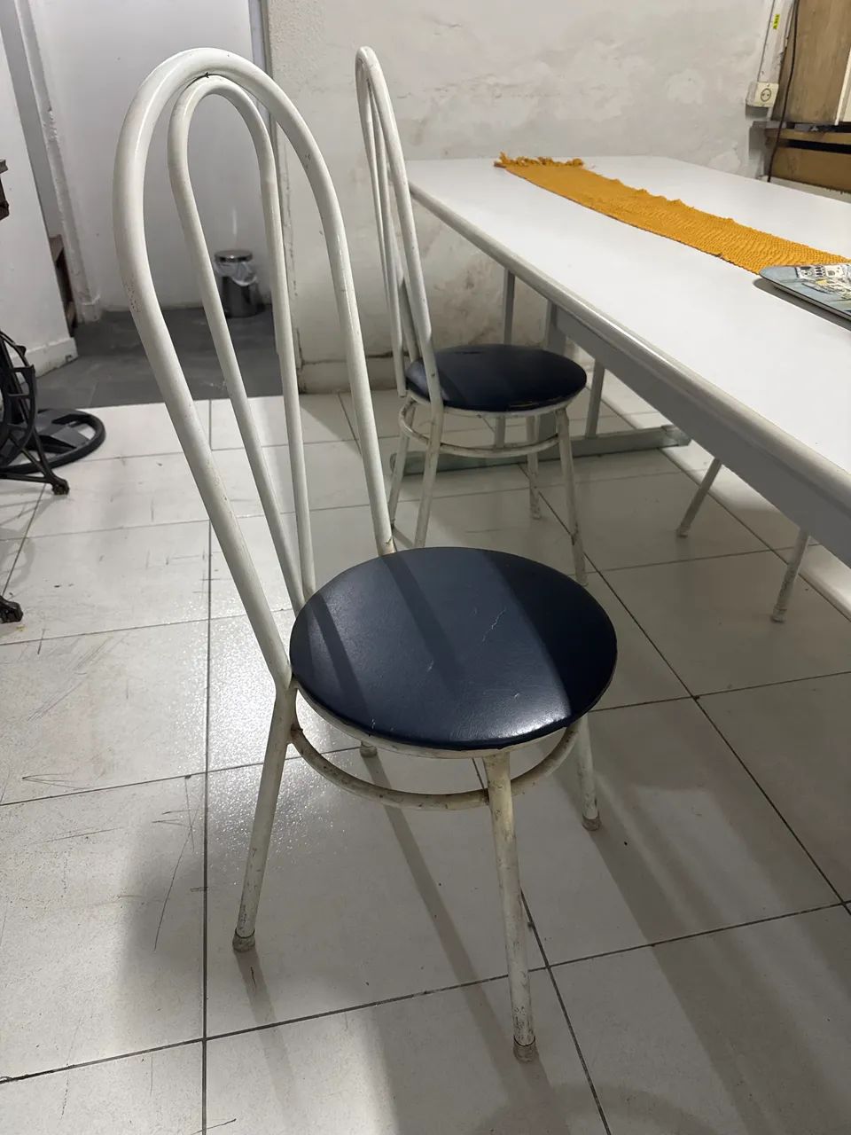 mesa comprida com 4 cadeiras  - Foto 2