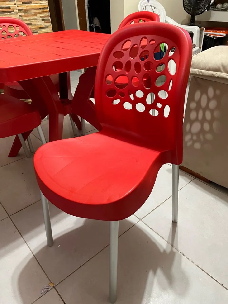 Mesa seminova com 4 cadeiras - Foto 3
