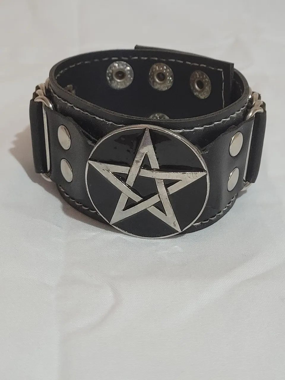 Pulseira Couro Metal/Gótico Pentagrama - Regulável 