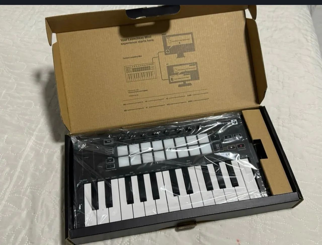 Teclado Controlador Novation LaunchKey Mini MK3 - Foto 4