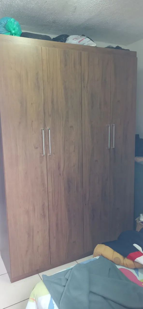 Vendo 2 guarda roupas 