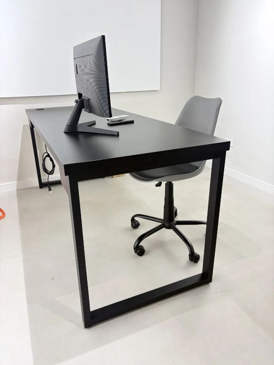 Escrivaninha industrial preta 190x70 cm, passa-cabo e régua de tomadas