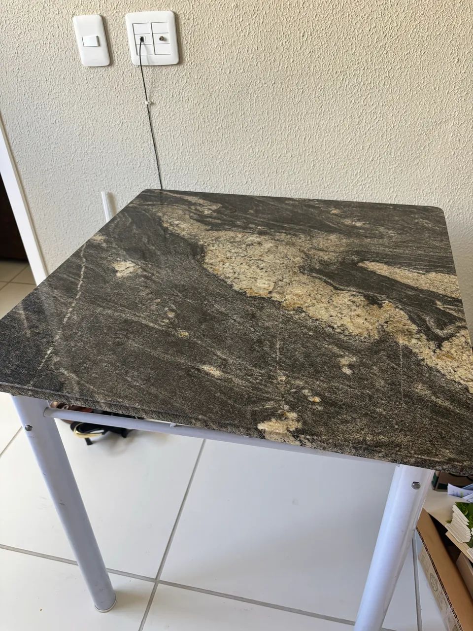 Mesa de pedra preta com 4 cadeiras - Foto 2