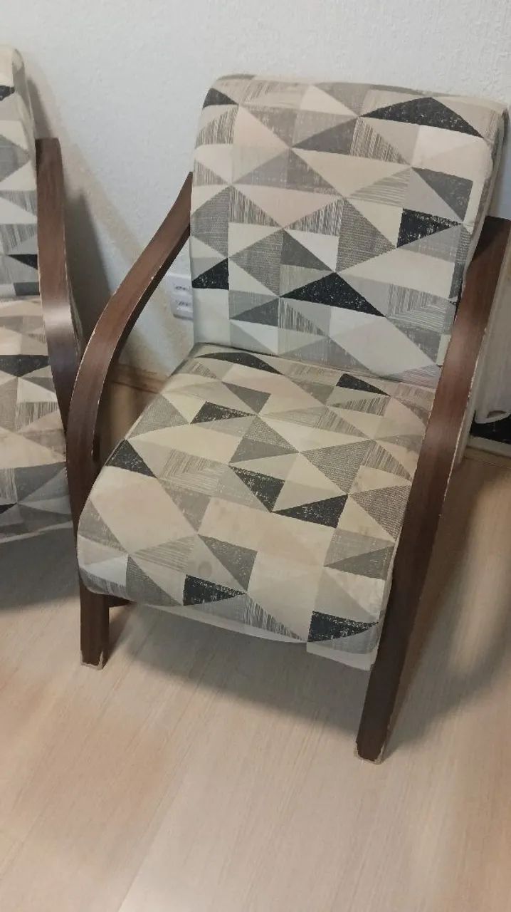 VENDO PAR DE POLTRONAS DE MADEIRA  - Foto 2