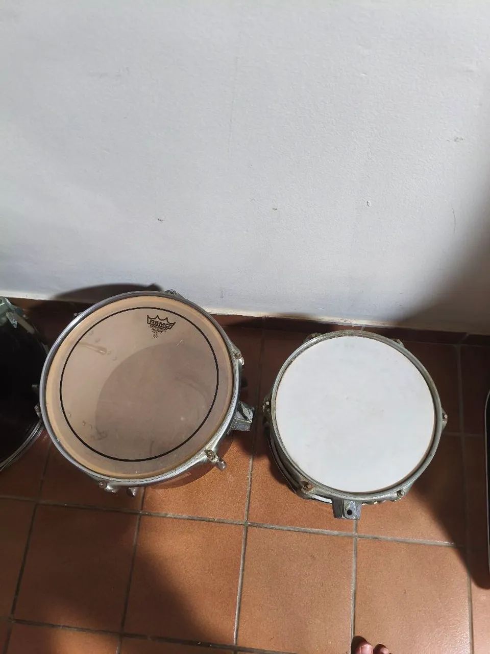 Bateria acústica com: (tons, bumbo e surdo). - Foto 2