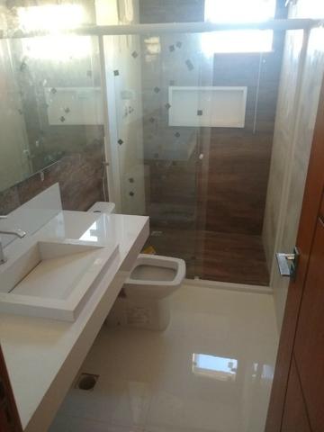 Linda casa com piscina e duas vagas de garagem - Foto 9