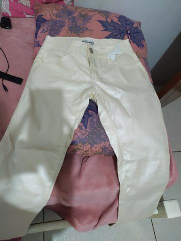 Calça cm material tipo couro ecológico