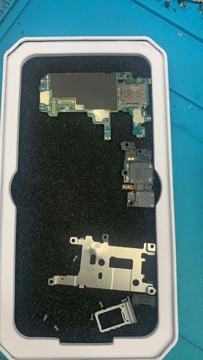 Venda de Peças Samsung Z Flip5 (Dano na Tela Frontal e Placa) - Foto 3