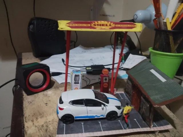 vendo miniatura de metal 1:32  renaut clio com diorama artesanal na promoção - Foto 5