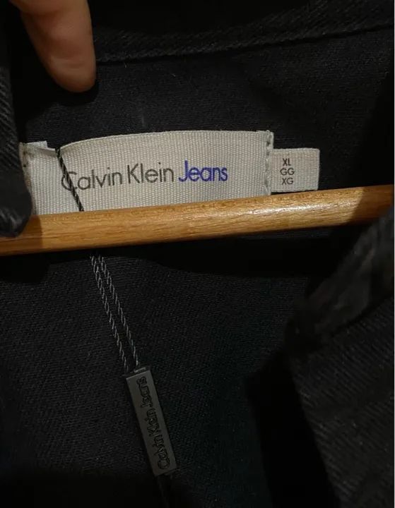 Jaqueta bicolor preto e branco Calvin Klein Jeans tamanho gg nova  - Foto 2