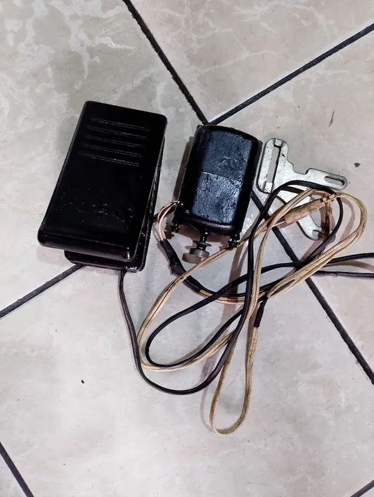 Motor de máquina de costura e pedal antiga funcionando.