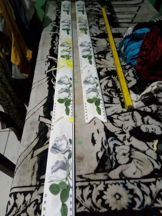 Rodapé em cerâmica branco com flores