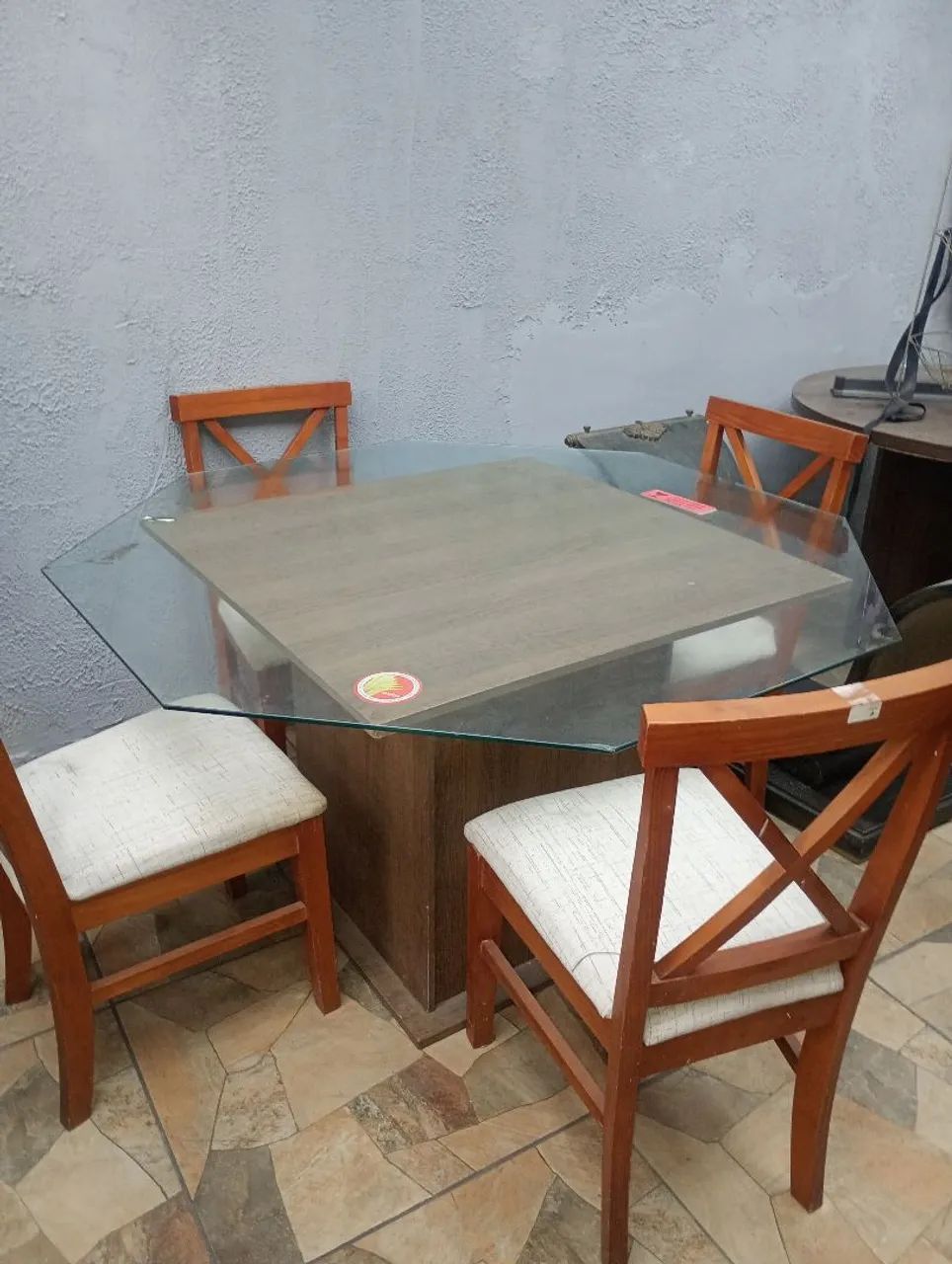 Mesa de jantar com tampo de vidro em losanguloe cadeiras