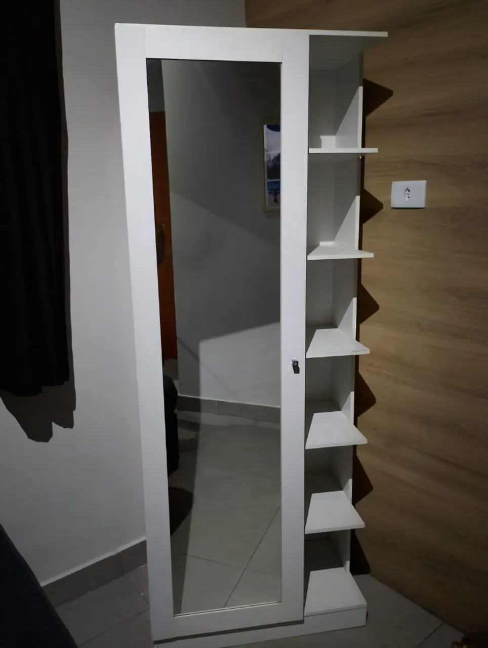 Armário com Espelho e Prateleiras