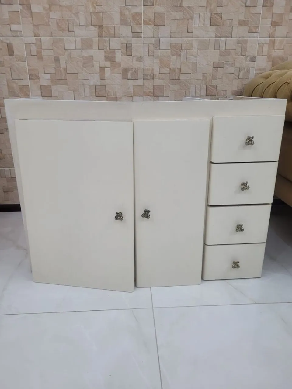 Armário 85x60 cm tem gavetas e prateleiras puxadores de metal