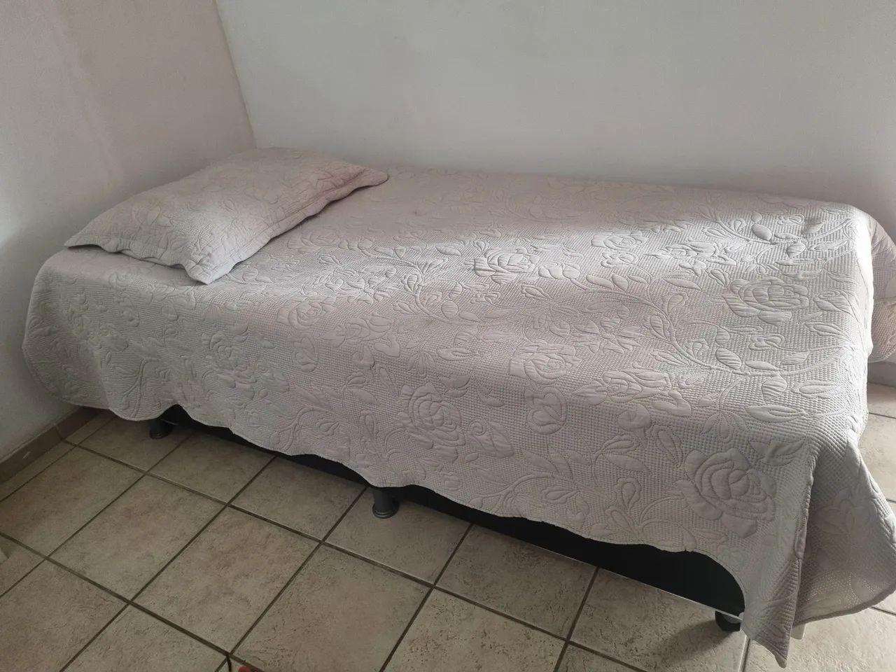 Cama de solteiro com colchão 