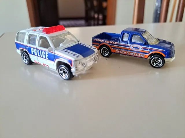 2 carrinhos tipo hot wheels da policia e caminhonete