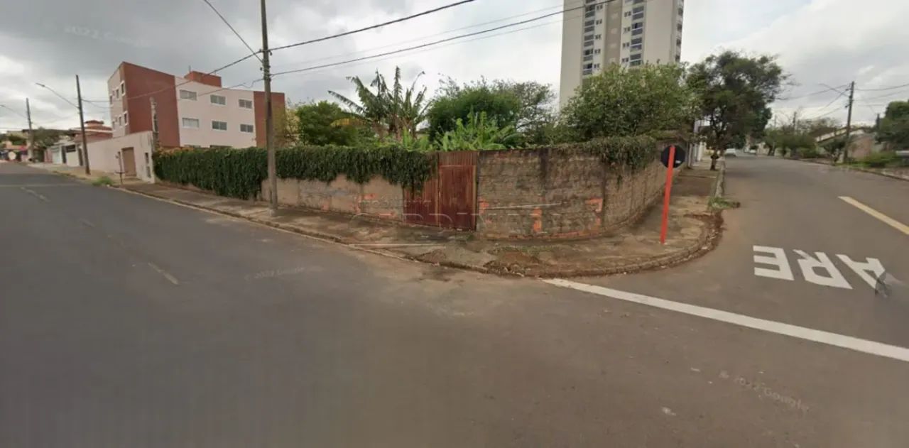 Terreno espaçoso em ótima localização.