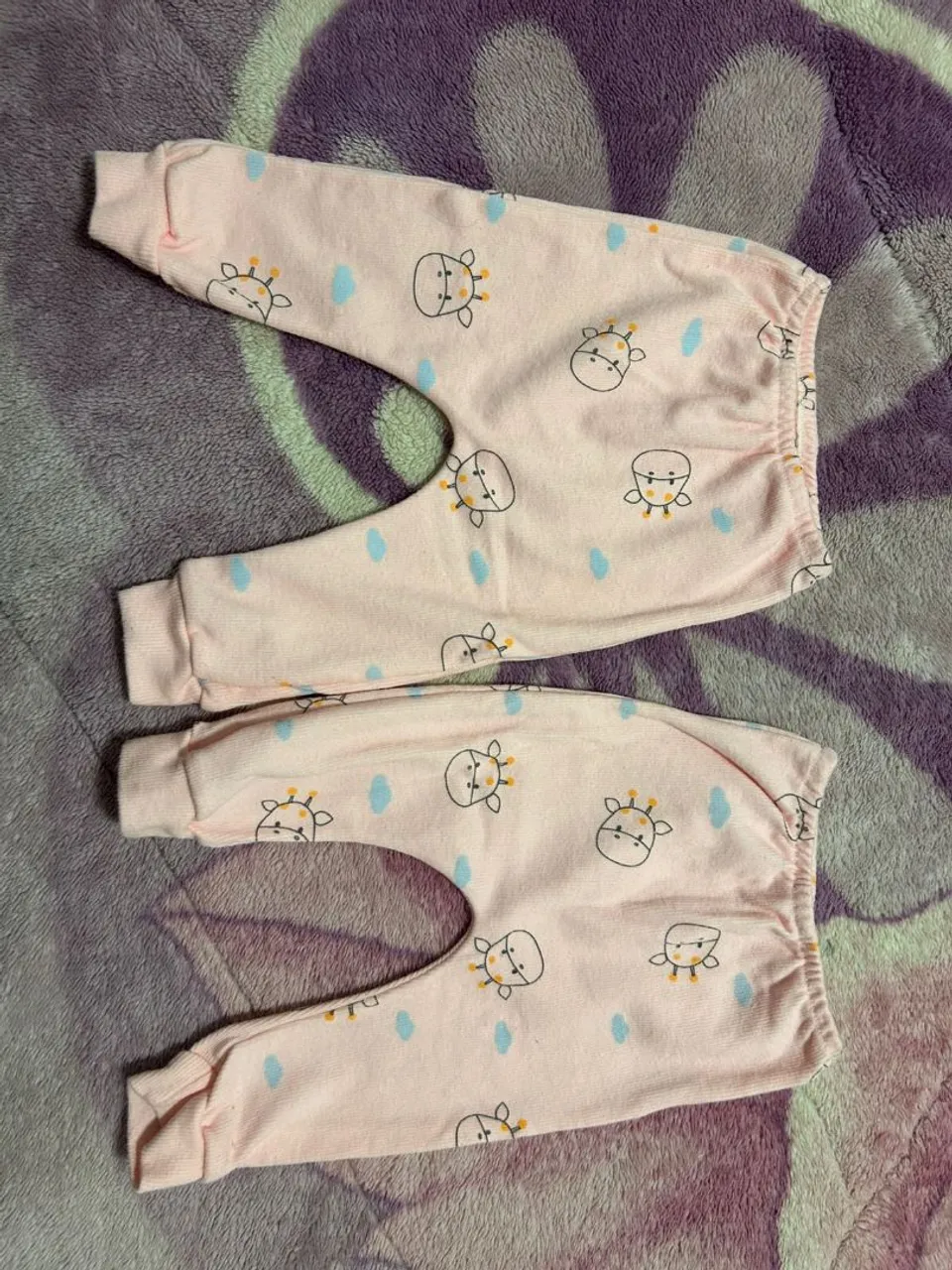 Calça de bebê rosa com estampa de girafas