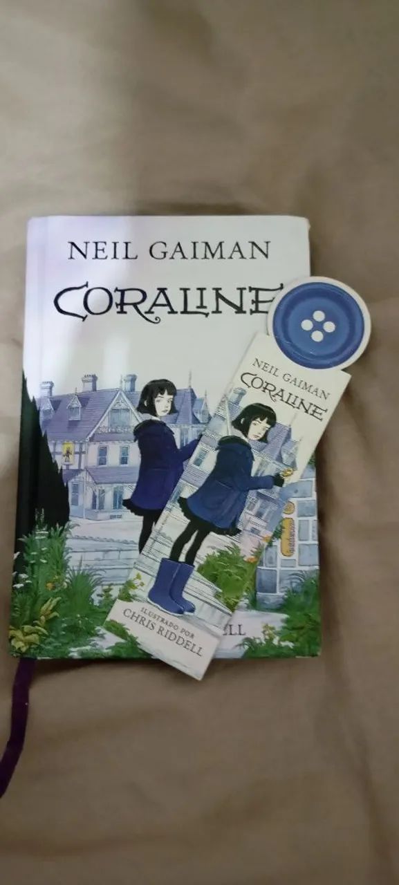 Livro Coraline, marca páginas com pequenas marcas de uso, lido poucas vezes - Foto 3