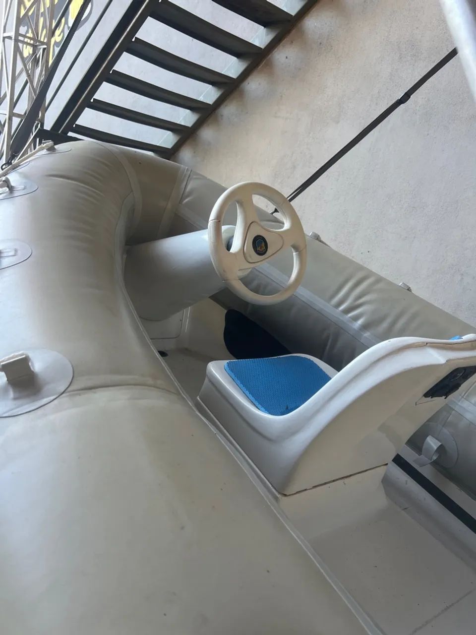 Bote inflável outlander com motor de 25 junto com a carretinha - Foto 4