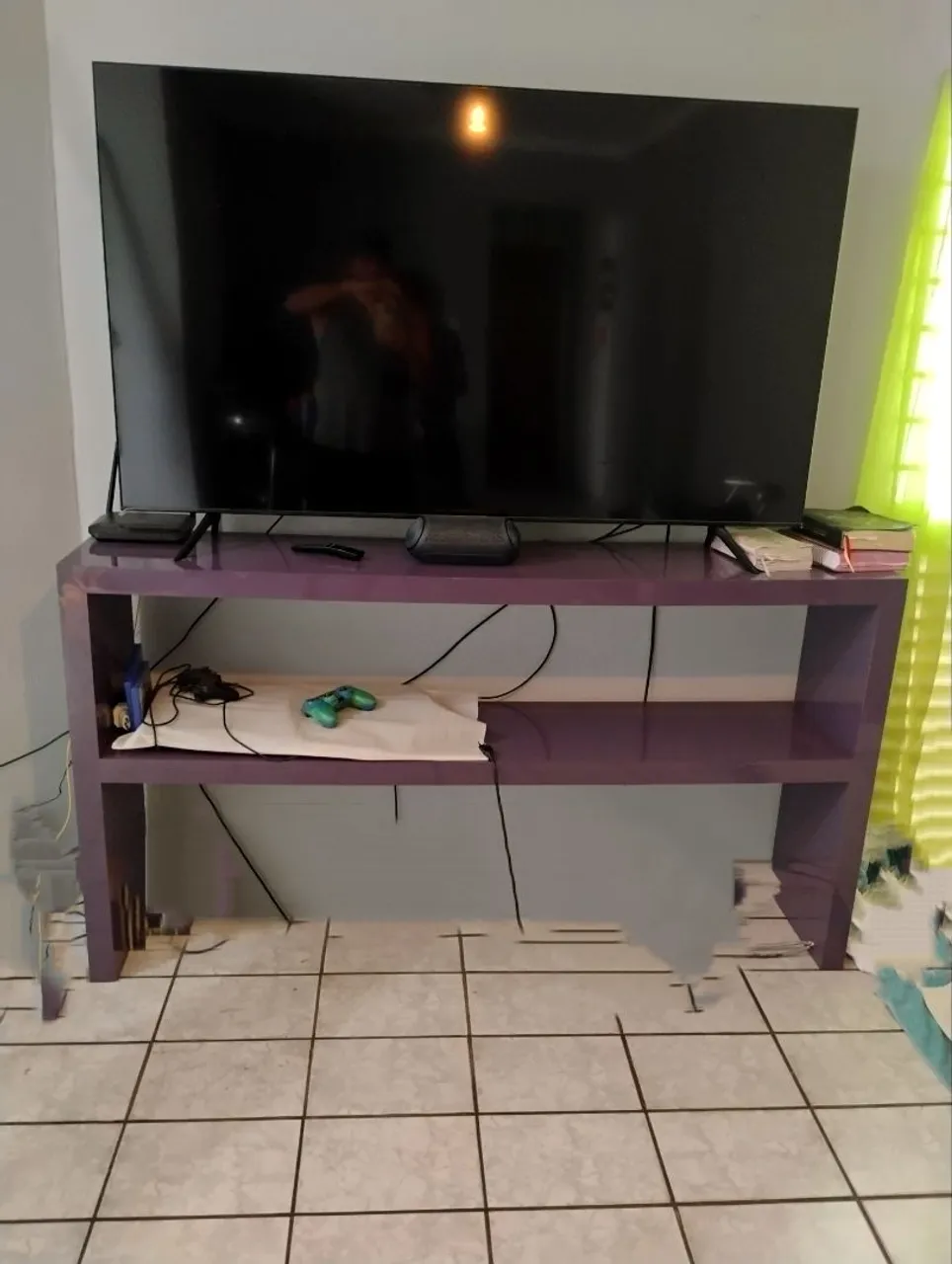Rack de TV em ótimo estado com 3 nichos em MDF