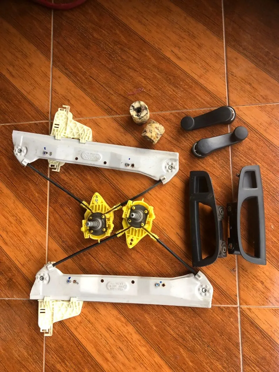 Máquina de vidros manual traseira ambos os lados.
