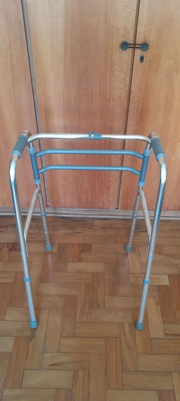 Cadeira de banho com rodas+ Andador + Muletas  - Foto 3