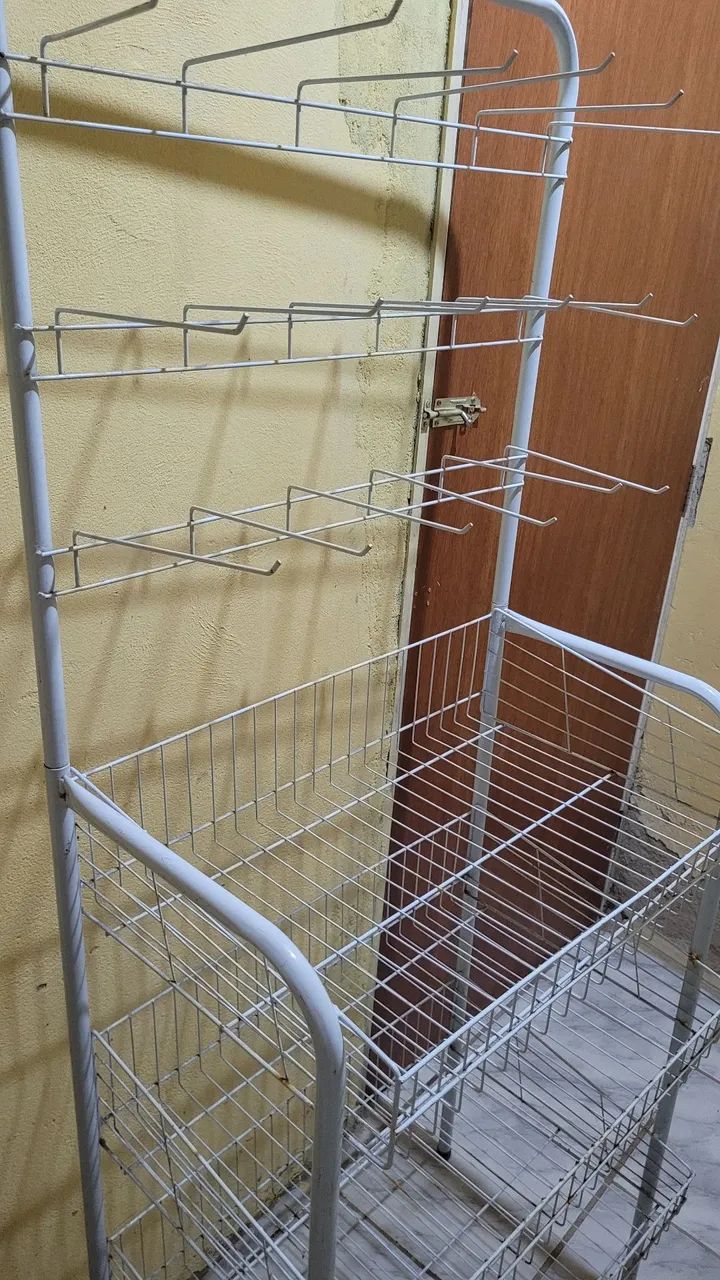 EXPOSITOR ARARA COM CESTO E GANCHO PARA ROUPAS - Foto 5