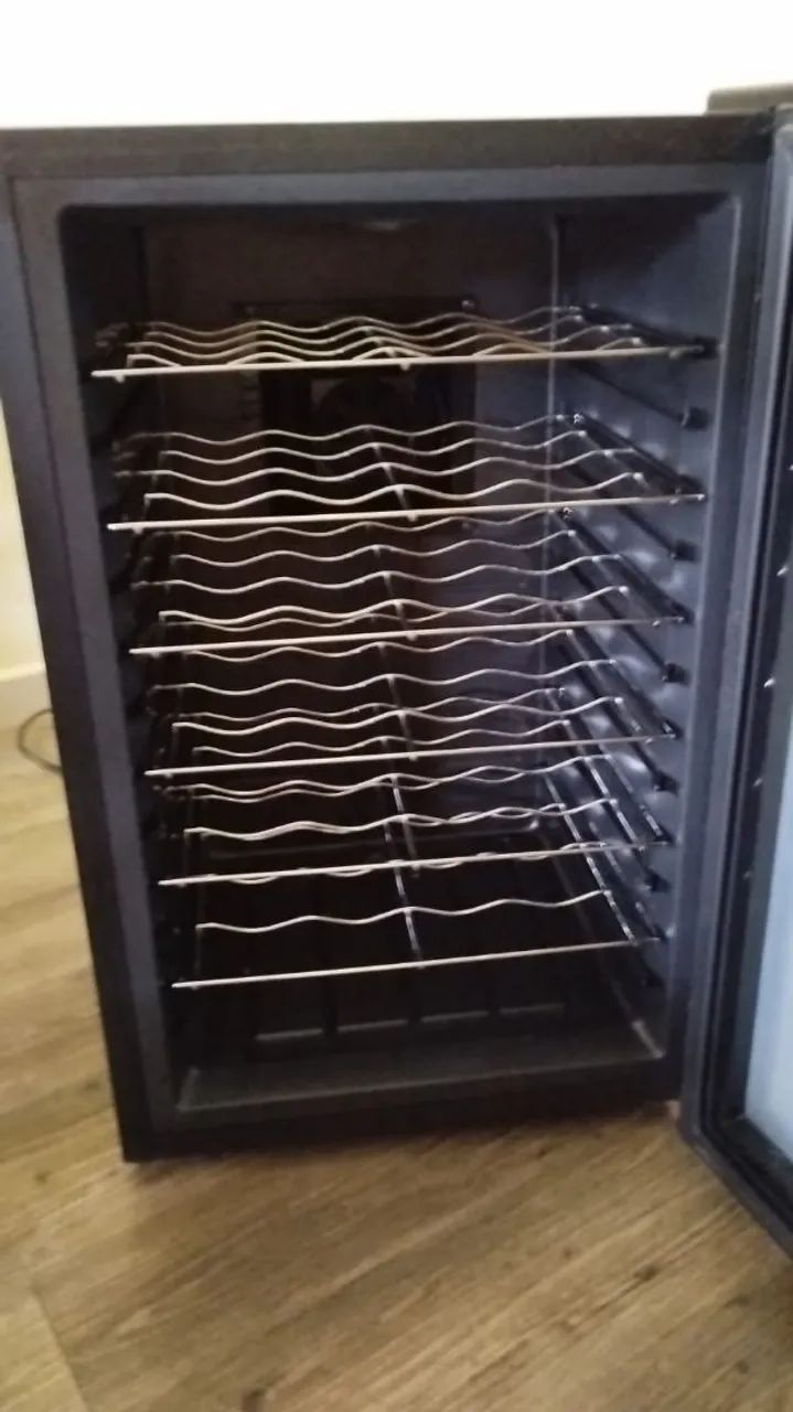 Adega climatizada 24 garrafas 