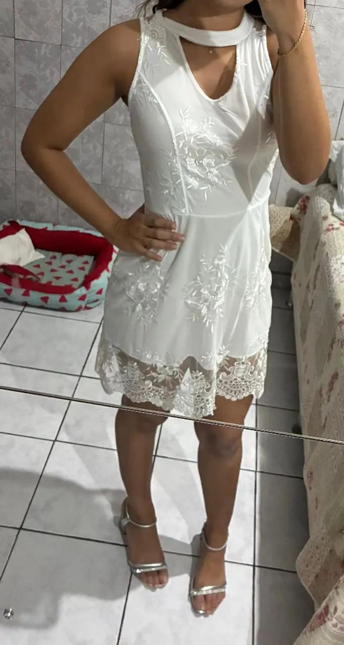 Vestido branco bordado com tela nas costas  - Foto 4