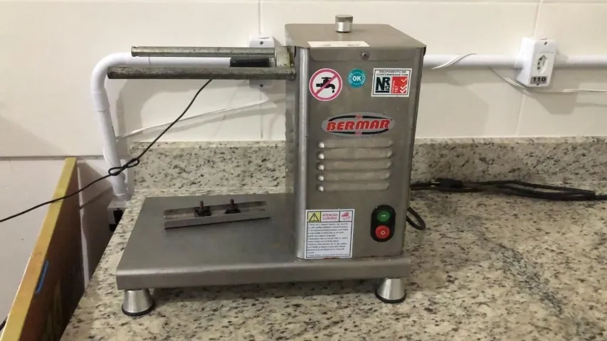 Máquina de carne. Freezer, balcão de carne.