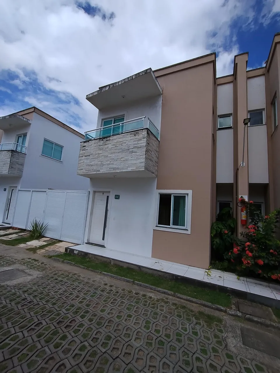Sobrado para aluguel tem 130 metros quadrados com 2 quartos em Icaraí - Caucaia - CE