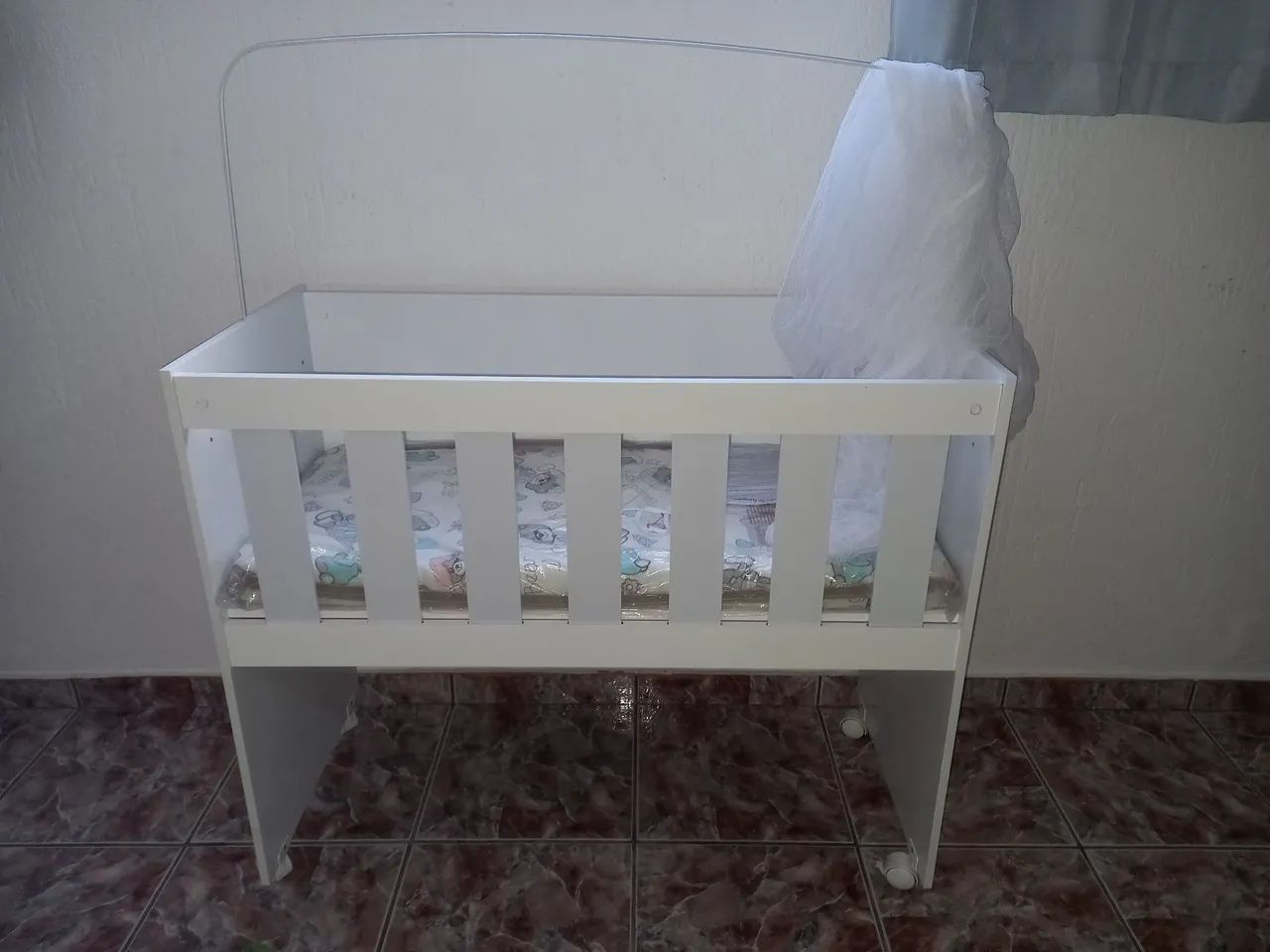 Mini Berço de Bebê Branco com Rodinhas - Foto 2