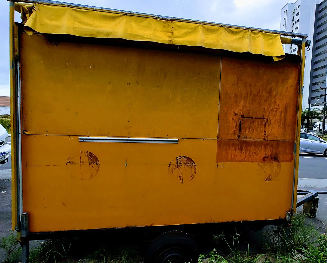 Trailer móvel em ACM e inox e toldo retrátil