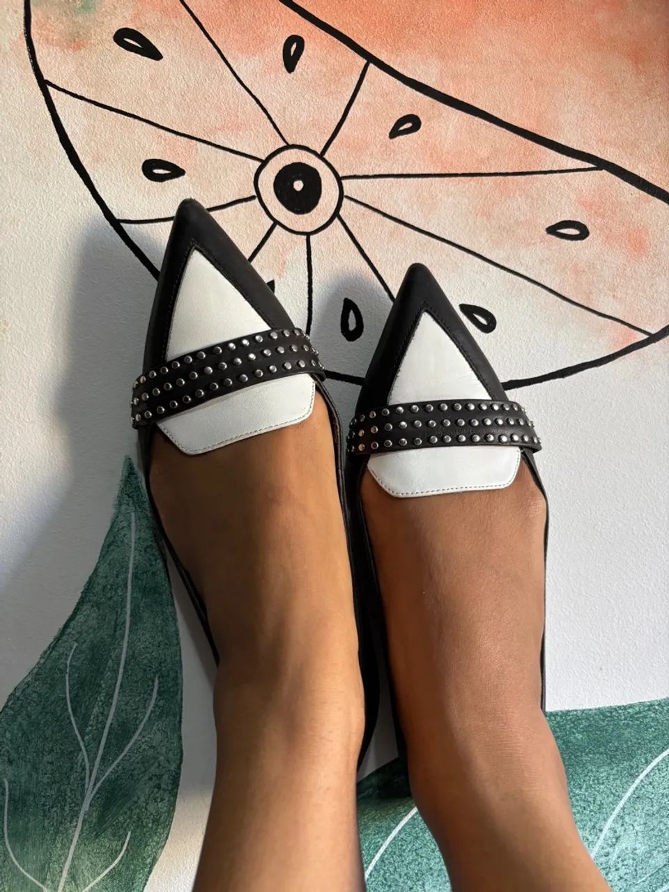 Sapatilha de couro preta e branca com tachas