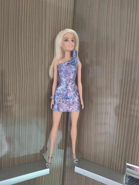 Boneca Barbie em vestido azul Linda!