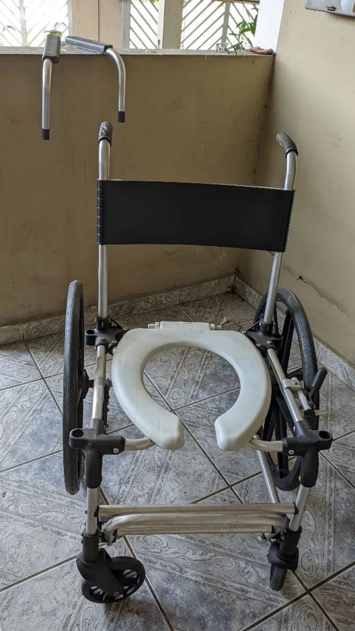 Cadeira de rodas sanitária com assento - Foto 3