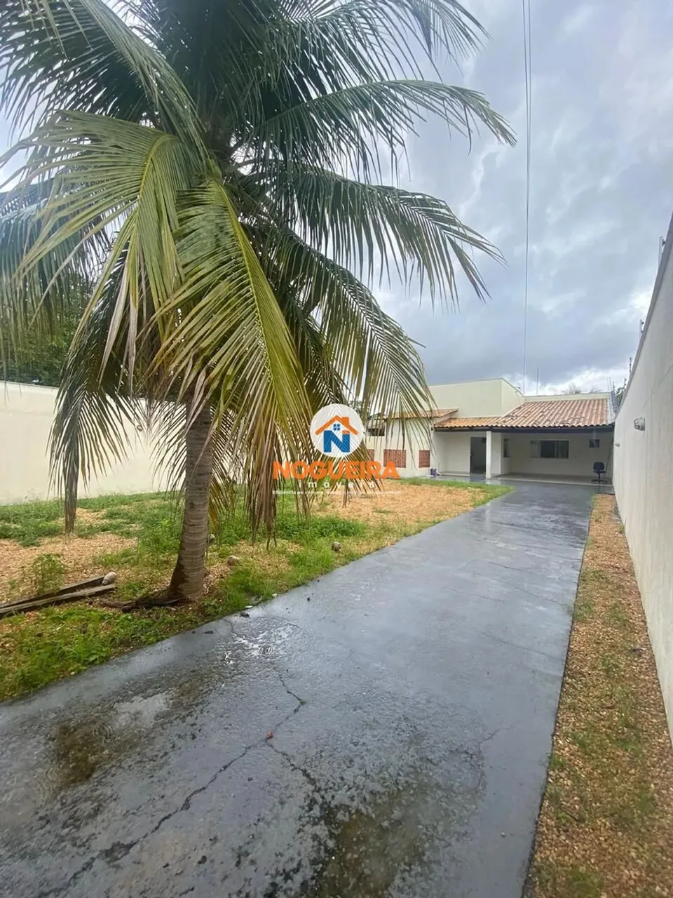 Casa com 2 Suítes e Quintal Amplo Disponível para Aluguel