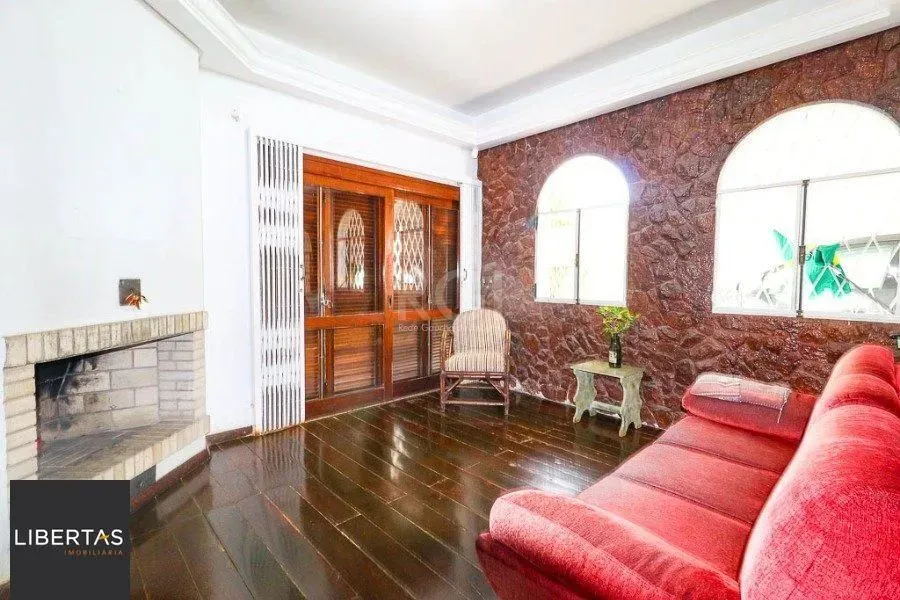 Venda Padrão - Porto Alegre - Casa com 5 dormitórios, suíte, piscina, lareira, churrasquei