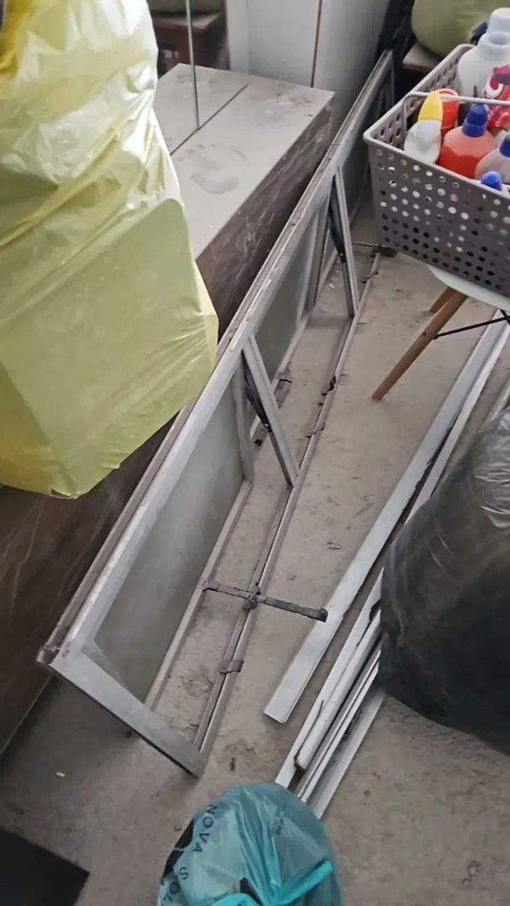 Janelas5 basculantes em alumínio com 2 folhas e outra com 3 folhas - Foto 2