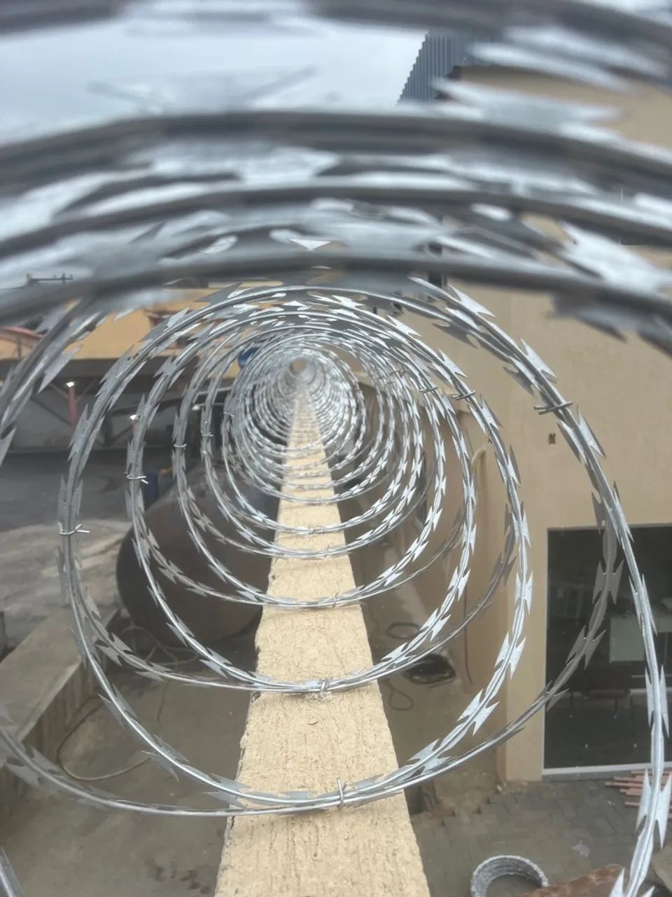 Cerca de proteção com arame de concertina  - Foto 6