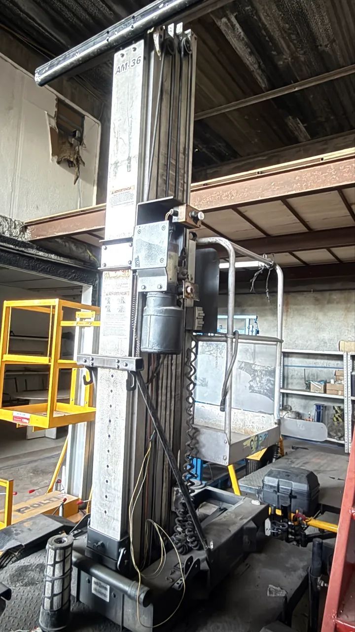 Plataforma elevatória 12m  sob reboque 