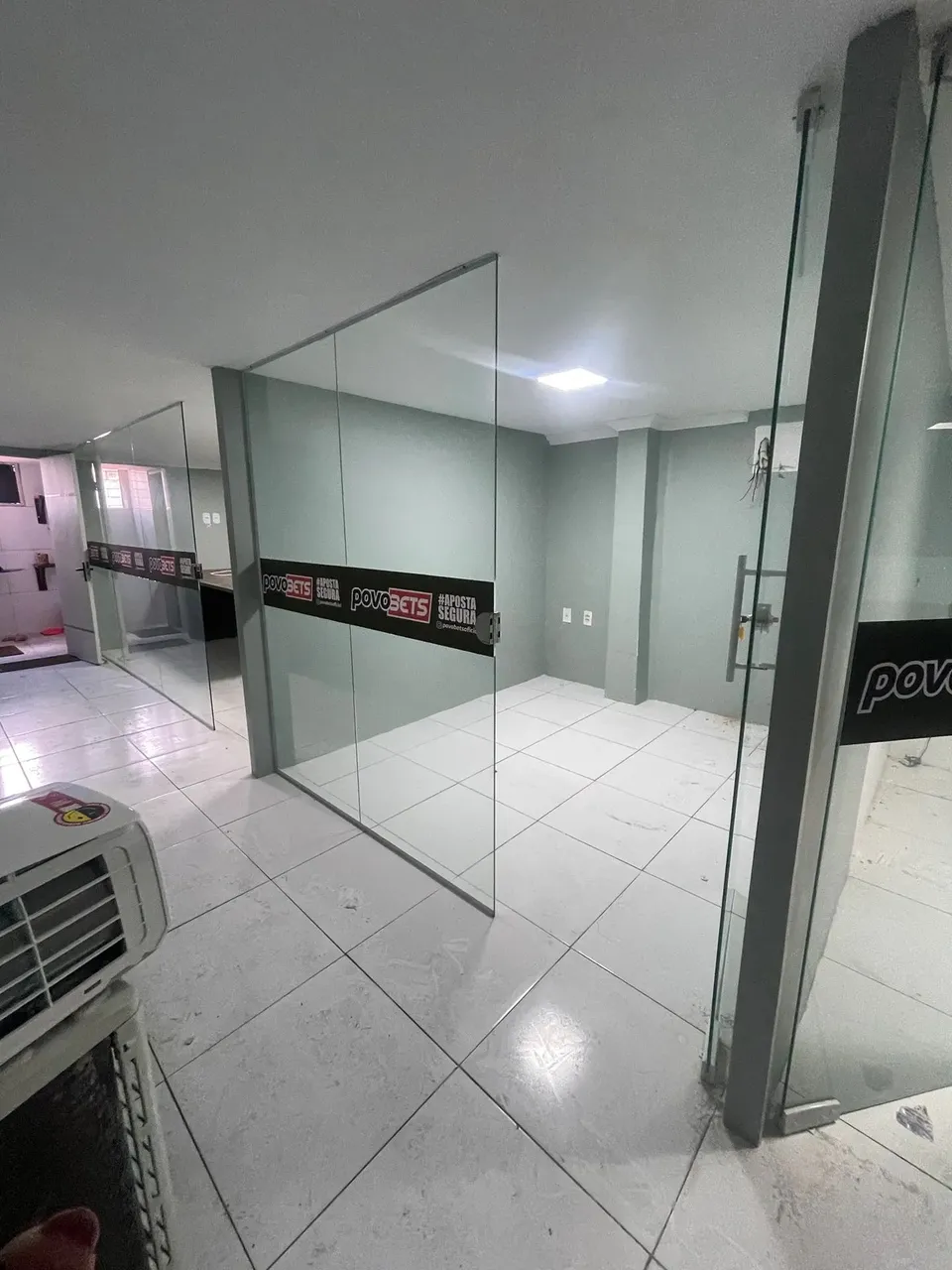 Ampla sala comercial para locacao no Montese