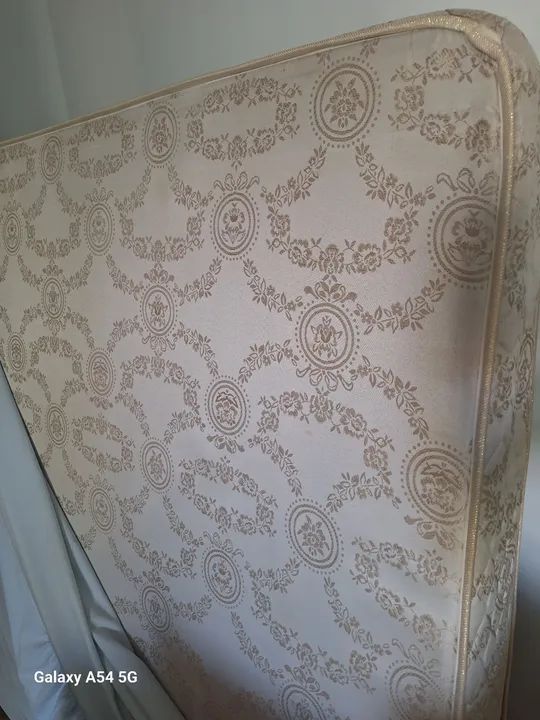 Colchão de espuma com bordado floral