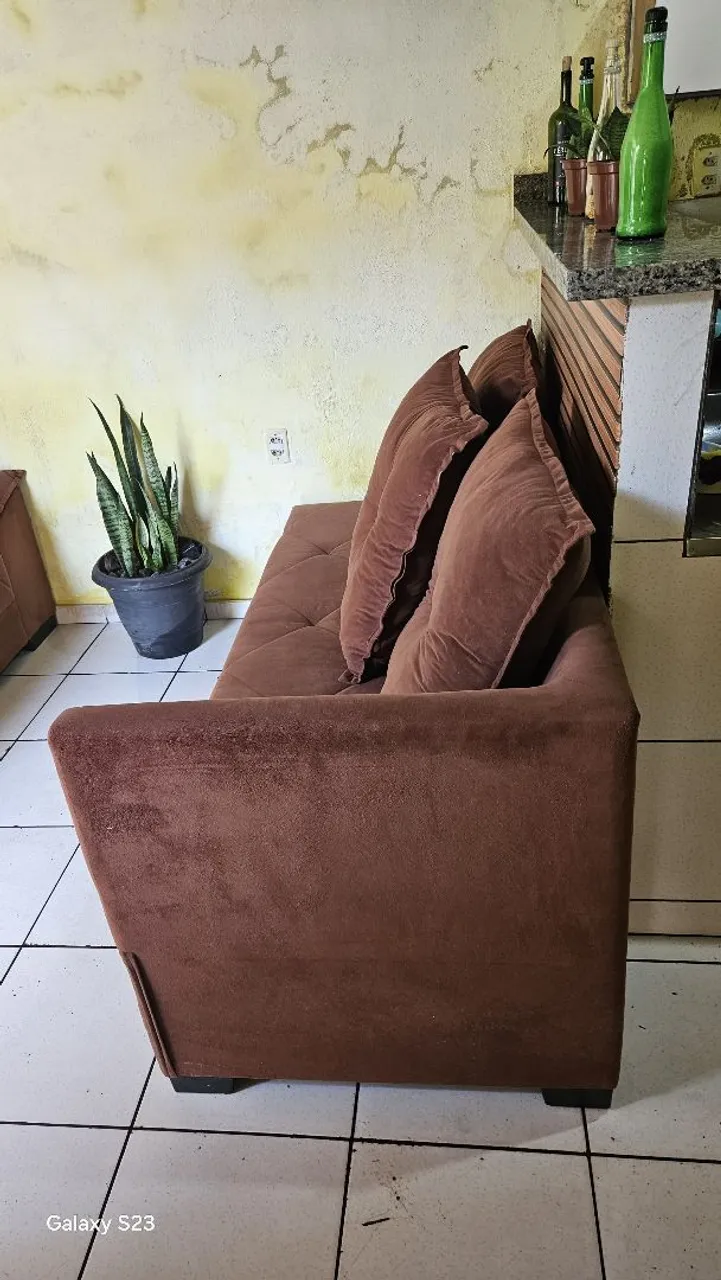 Sofá 3 Lugares Marrom com Almofadas