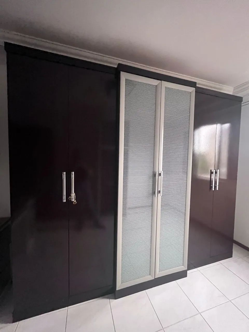 Roupeiro com 6 portas