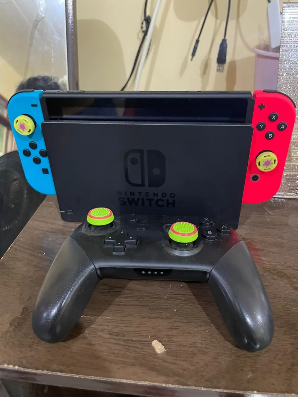 Nintendo Switch seminovo + Pro Controller