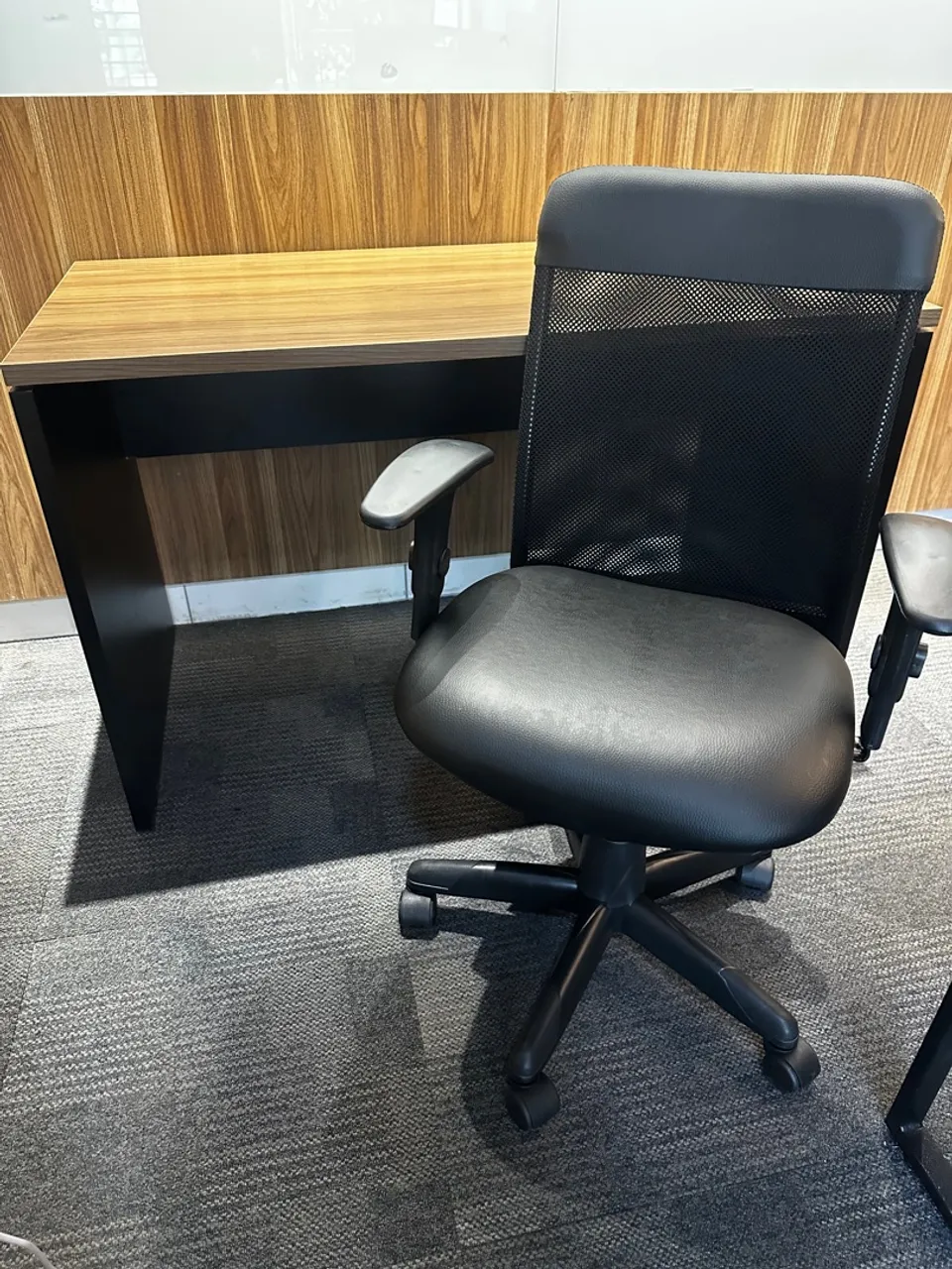 Kit Mesa com Cadeira de Escritório Giratória com Rodinhas